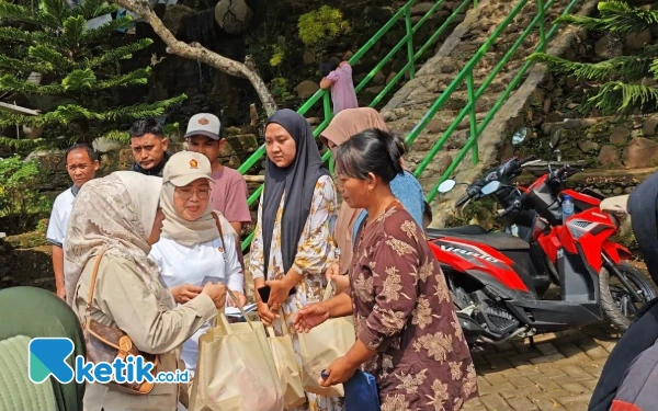 Thumbnail Berita - Peduli Korban Banjir Mojo, Gerindra Kabupaten Kediri Salurkan Ratusan Paket Bantuan