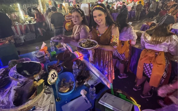 Thumbnail Berita - Meriahkan Festival Rujak Uleg 2025, Pelindo Raih Penghargaan Penyaji Terbaik