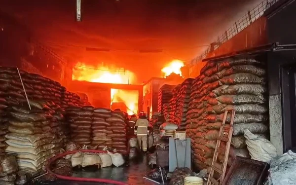 Thumbnail Berita - Gudang Kemiri di Semampir Surabaya Terbakar Hebat, Kerugian Ditaksir Ratusan Juta Rupiah