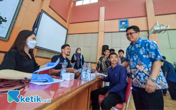 Foto dr. Daru saat berbincang dengan peserta cek kesehatan. (Foto: Al Ahmadi/Ketik.co.id)