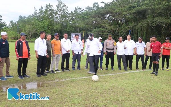 Thumbnail Kick Off Pembukaan Kompas Cup I U-16 2025 Oleh Bupati Halmahera Selatan Hasan Ali Basam Kasuba di dampingi sejumlah pimpinan OPD lingkup Halsel Rabu 21 Mei 2025 (Foto: Mursal/Ketik.co.id)