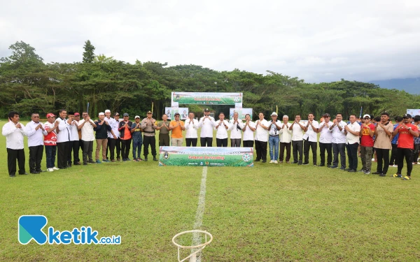 Thumbnail Panitia Penyelenggara Kompas Cup I U-16 bersama Bupati Bassam Kasuba serta sejumlah jajaran Pemda Halsel Berpose Salam Saruma Rabu 21 Mei 2025 (Foto:Mursal /Ketik.co.id)