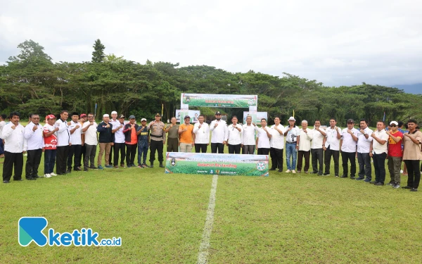 Thumbnail Bassam Kasuba Bersama kepala Desa Labuha dan jajaran OPD Halsel Berpose Salam tangguh Rabu 21 Mei 2025 (Foto: Mursal/Ketik.co.id)