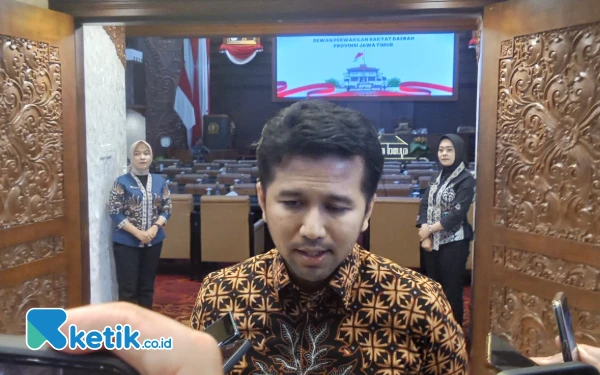 Foto Wakil Gubernur Jatim Emil Elestianto Dardak, mewakili Gubernur Khofifah menjawab pertanyaan dari para wartawan (Foto: Martudji/ketik.co.id)