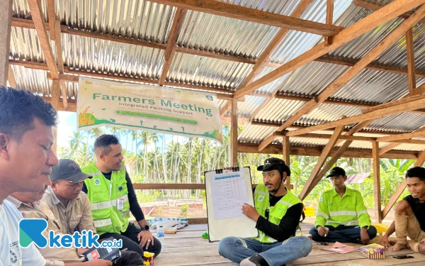 Foto Pihak CSR Harita Nickel saat memberikan materi pembinaan petani Rabu, 21 Mei 2025 (Foto:Mursal/Ketik.co.id)
