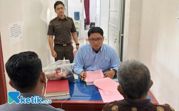 Foto Pelaku pelecehan seksual terhadap anak di bawah umur saat diproses di Ruang Tahap II Kejari Abdya, pada Kamis, 22 Mei 2025 siang. (Foto: EW for Ketik.co.id)