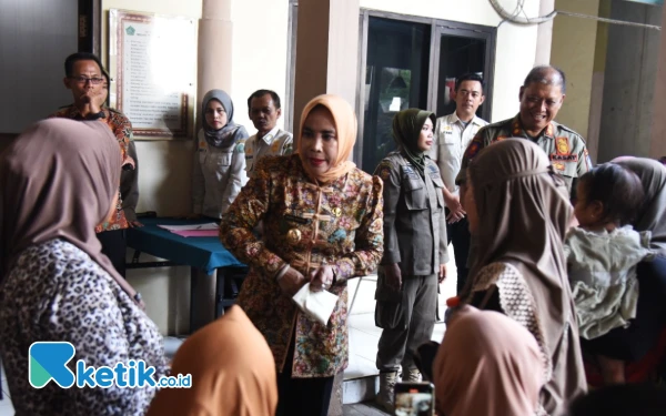 Foto Wakil Bupati Sidoarjo Mimik Idayana menasihati para PKL yang hendak disidang tipiring. (Foto: Sigit/ Kominfo Sidoarjo)