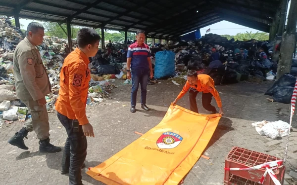 Thumbnail Berita - Buru Pembuang Jenazah Bayi di TPS Sambikerep, Polsek Lakarsantri Cari Rekaman CCTV