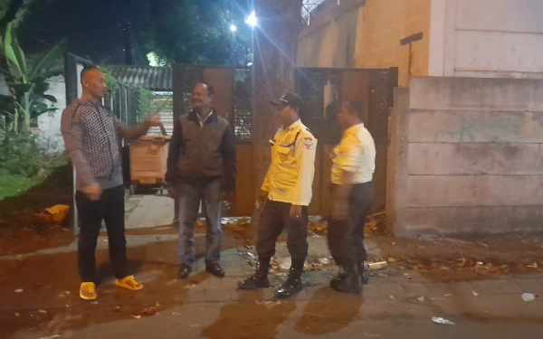 Foto Polisi dari Polsek Lakarsantri memeriksa CCTV di beberapa titik pembuangan sampah dikawasan Citraland, Kamis, 22 Mei 2025. (Foto: Polsek Lakarsantri)