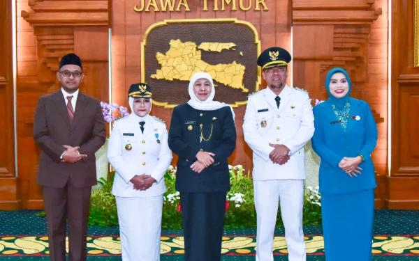 Foto Gubernur Jawa Timur Khofifah Indar Parawansa (tengah) bersama Bupati Magetan Endang Rusminiarti (kiri) dan Wakil Suyatni Priasmoro (kanan) di Gedung Negara Grahadi, Surabaya, Jumat, 23 Mei 2025 (Foto: Biro Adpim Setdaprov Jatim)