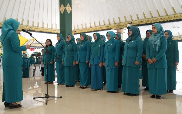 Foto Prosesi pelantikan Ketua Tim Penggerak PKK Kapanewon pada Jumat, 23 Mei 2025 di Pendopo Parasamya Pemkab Sleman. (Foto: Prokopim Sleman / Ketik.co.id)