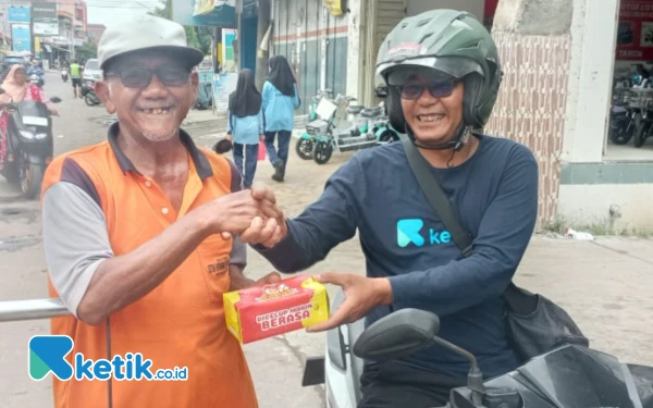 Foto Media Ketik.co.id Biro Pekalongan dan Pemalang berbagi nasi kotak secara mobile kepada tukang becak (Foto: Rudi/ketik.co.id)