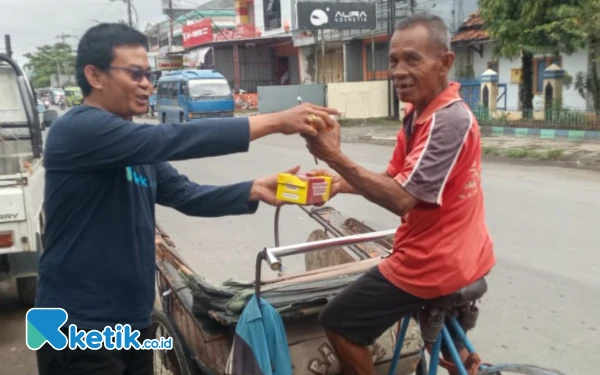Foto PT Ketik Media Siber berbagi nasi BOK kepada tukang becak (Foto: Rudi/ketik.co.id)