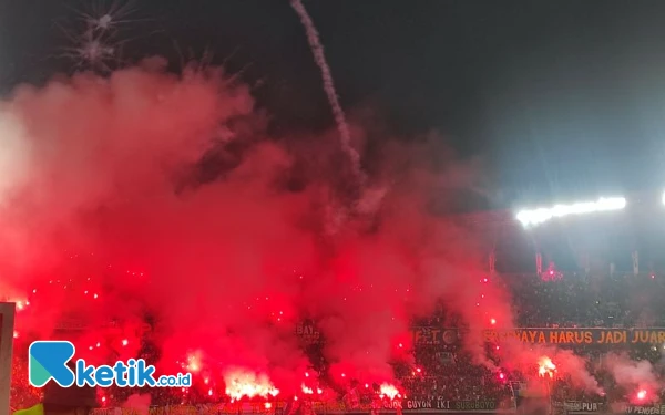 Thumbnail Berita - Pertandingan Persebaya vs Bali United Terhenti Akibat Flare, Skor Sementara 1-3