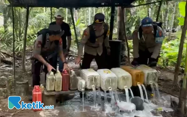 Foto Barang bukti Miras Cap Tikus saat di musnahkan di TKP Sabtu 24 Mei 2025 (Foto: Humas Polsek Gane Barat For Ketik.co.id)
