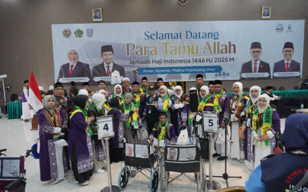 Thumbnail Berita - JCH NTT Berangkat ke Tanah Suci, Wagub Johni Asadoma Beri Pesan