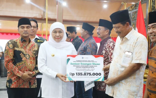 Khofifah Salurkan Rp7,62 Miliar untuk Warga Bangkalan, Upaya Tekan Kemiskinan