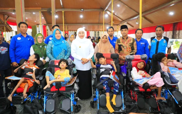 Foto Gubernur Jatim Khofifah juga menyerahkan bantuan sosial bagi penyandang disabilitas di Kabupaten Bangkalan, Jumat 23 Mei 2025 (Foto: Biro Adpim Pemprov Jatim)