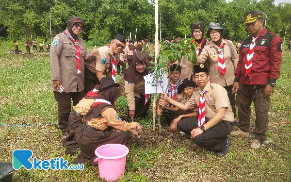 Foto Penanaman pohon produktif dilakukan secara bersama di Sentral Wisata Sumur Welut Surabaya