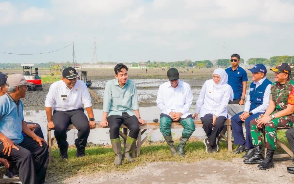Thumbnail Berita - Dampingi Wapres RI  Tanam Padi dan Tinjau Pabrik Beras di Ngawi, Gubernur Khofifah Tunjukkan Keunggulan Produktivitas Padi Ngawi