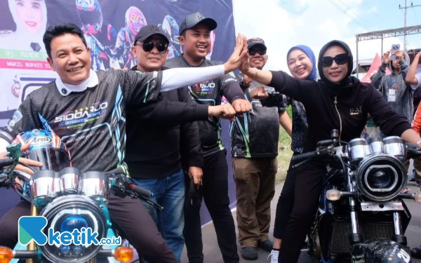 Foto Bupati Sidoarjo Subandi tos dengan Wabup Mimik Idayana saat membuka latihan bersama balap motor di Jabon. (Foto: Kominfo Sidoarjo)