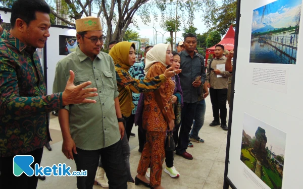 Foto Bupati Sidoarjo Subandi dan Ketua DPRD Sidoarjo Abdillah Nasih berdiskusi tentang salah satu karya peserta lomba foto yang diadakan Disporapar Sidoarjo. (Foto: Fathur Roziq/Ketik.co.id)