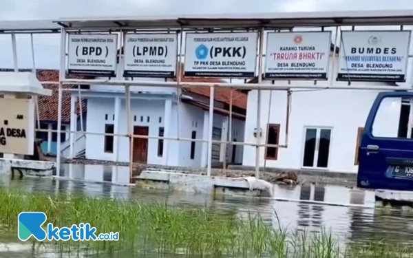 Foto Banjir merendam seputaran Kantor Desa Blendung, Jumat, 23 Mei 2025 (Foto: Warga/ketik.co.id)