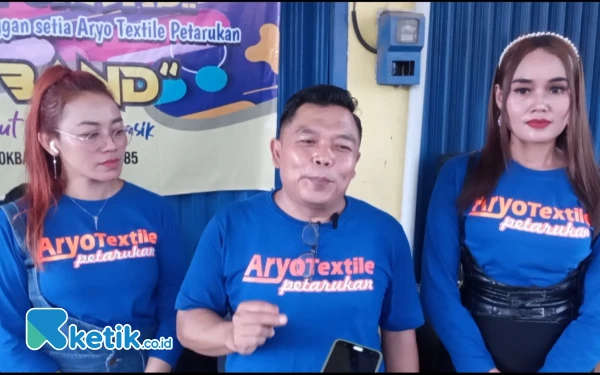 Foto H. Aryo bersama Kodok Band saat diwawancara di acara bagi-bagi voucher umroh (Foto: Slamet/ketik.co.id)