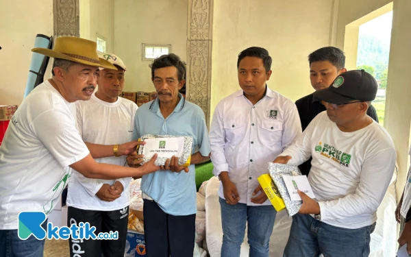 Thumbnail Berita - PKB Salurkan Bantuan Sembako dan Uang Tunai untuk Korban Longsor Trenggalek