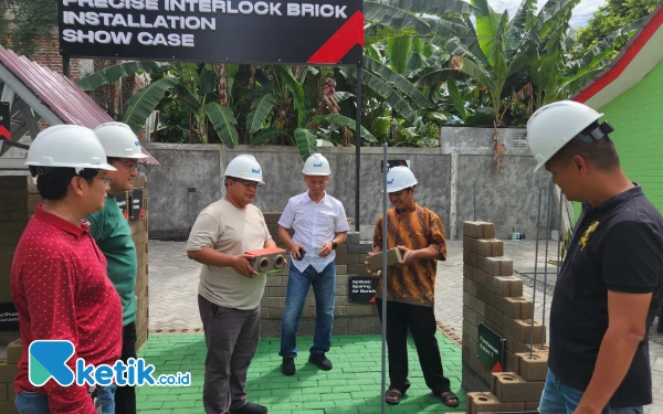 Foto Manajemen PT SMI mengenalkan inovasi bata interlock kepada para tamu dari perwakilan Kementerian Perumahan dan Kawasan Permukiman RI dan para pengusaha properti. (Foto: Naufal Ardiansyah/Ketik.co.id)