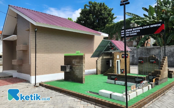 Foto Rumah contoh dan rumah kerangka dari inovasi Bata Interlock.(Foto: Naufal Ardiansyah/Ketik.co.id)