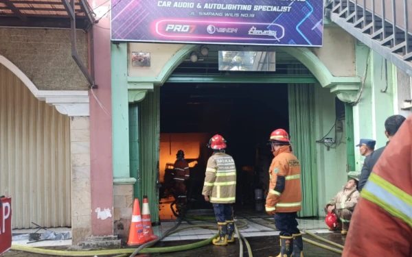 Thumbnail Berita - ‎Kebakaran Ruko di Kota Malang, 4 Mobil dan 10 Motor Hangus Terbakar