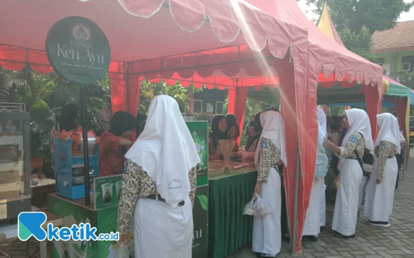 Foto Meriahnya bazar makanan dan minuman dari DT Pastry Bakery dalam gebyar acara HUT SMAN 1 Gondangwetan ke-33. (Foto: Yuni for Ketik.co.id)