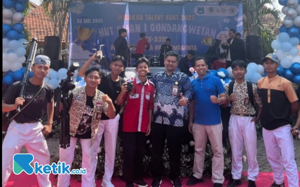 Foto Para siswa DT Fotografi yang ikut memeriahkan gebyar acara HUT SMAN 1 Gondangwetan ke-33. (Foto: Yuni for Ketik.co.id)