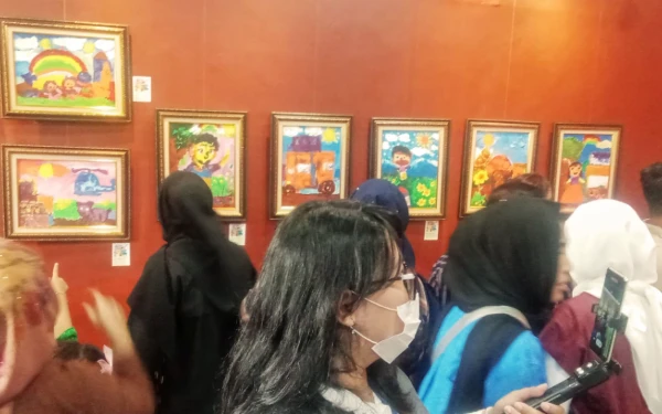 Thumbnail Berita - 38 Anak TK Gelar Pameran Lukisan, Lihat Gambarnya Penuh Warna