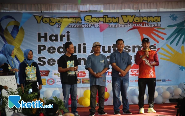 Foto Kadinsos Jombang Hari Purnomo (barju merah) memberikan sambutan. (Foto: Rifadin/Ketik.co.id)