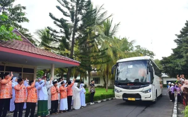 Thumbnail Berita - 106 Jemaah Calon Haji Kloter Terakhir Lumajang Diberangkatkan