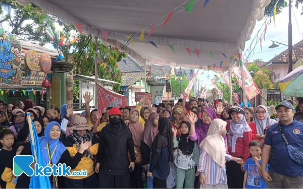 Foto Acara Jalan Sehat bersama masyarakat memperingati Hari Peduli Autisme Sedunia 2025. (Foto: Rifadin/Ketik.co.id)