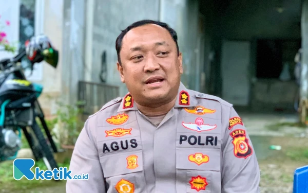 Foto Kapolres Abdya, AKBP Agus Sulistianto saat diwawancarai awak media di TPS Pilchiksung Keude Paya, Blangpidie, Minggu, 25 Mei 2025. (Foto: Cutbang Ampon/Ketik.co.id)