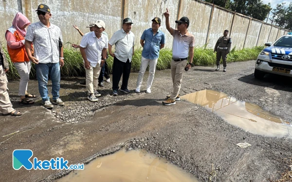 Thumbnail Berita - Bupati Sidoarjo Subandi Perintahkan Betonisasi Jalan di Kecamatan Tarik