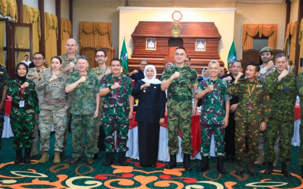 Foto Gubernur Jatim Khofifah foto bersama para atase pertahanan dari 17 negara sahabat di Gedung Negara Grahadi, Senin 26 Mei 2025 (Foto: Biro Adpim Pemprov Jatim)