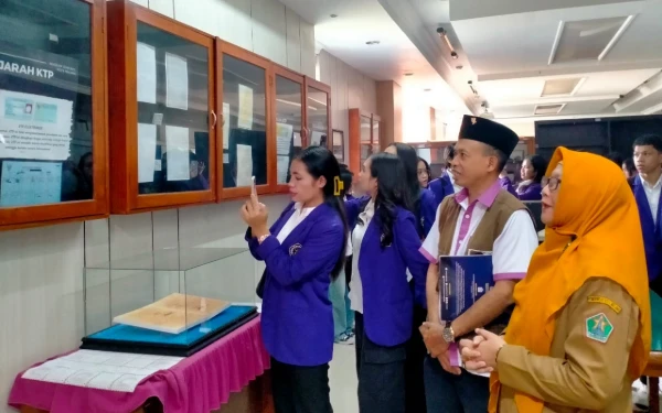Thumbnail ‎Mahasiswa FISIP Unitri Pelajari Inovasi Layanan Publik di Disdukcapil Kota Malang