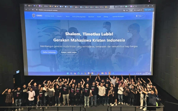 Foto Calon Ketua Umum Gerakan Mahasiswa Kristen Indonesia (GMKI), Timotius Lubis bersama para pendukung, senior GMKI, pimpinan cabang dan korwil berfoto bersama usai peluncuran website (Foto: Dok. Timotius Lubis)