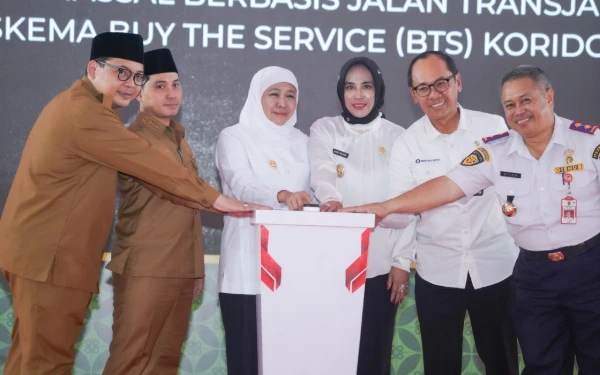 Foto Gubernur Jatim Khofifah, melakukan penekanan tombol dimulainya peluncuran Bus Trans Jatim Koridor VI, turut mendampingi Kadishub Jatim Nyono, Bupati Mojokerto Muhammad Barra (Foto: Biro Adpim Pemprov Jatim)