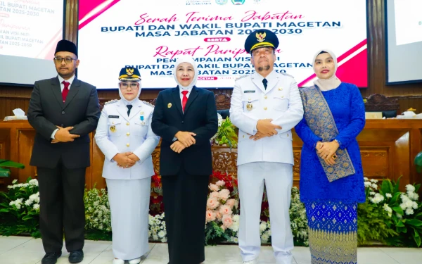Thumbnail Berita - Sertijab Bupati-Wabup Magetan, Gubernur Khofifah Pesan Wujudkan Keselarasan Program