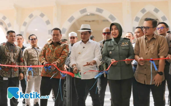 Thumbnail Berita - Ada Ikon  Replika Masjid Nabawi, Bupati Bandung Resmikan Pasar Sehat Banjaran Berikon