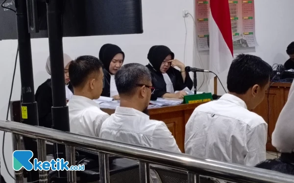Thumbnail Berita - Tiga Terdakwa Korupsi Proyek Kantor Lurah Banyuasin Didakwa Rugikan Negara Rp 688 Juta