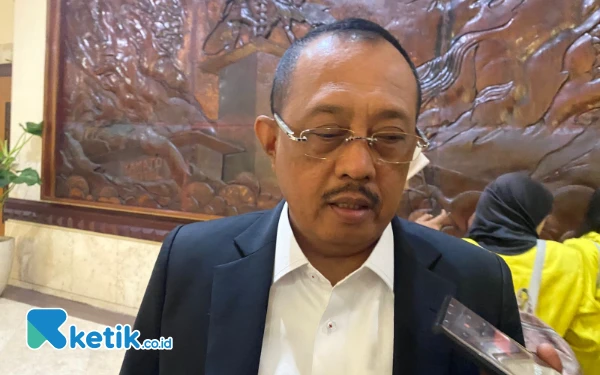 Thumbnail Berita - Pengacara Jan Hwa Diana Bawa Puluhan Ijazah Temui Wawali, Cak Ji: Harusnya Diserahkan ke Polda Jatim