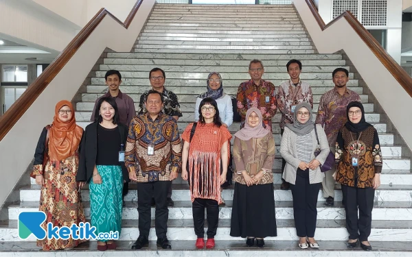 Foto Wamendiktisaintek Stella Christie berfoto dengan rektor 4 ITS  Agus Muhammad Hatta(3 dari kiri) usai acara diskusi. (Foto: Husni Habib /Ketik.co.id)