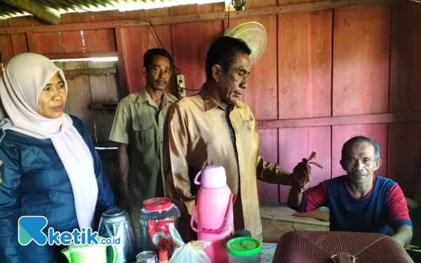 Foto Kades Haerudin Wahid (Kekik) menyerahkan langsung BLT ke salah satu penerima manfaat (Foto:Khaerunisa For Ketik.co.id)